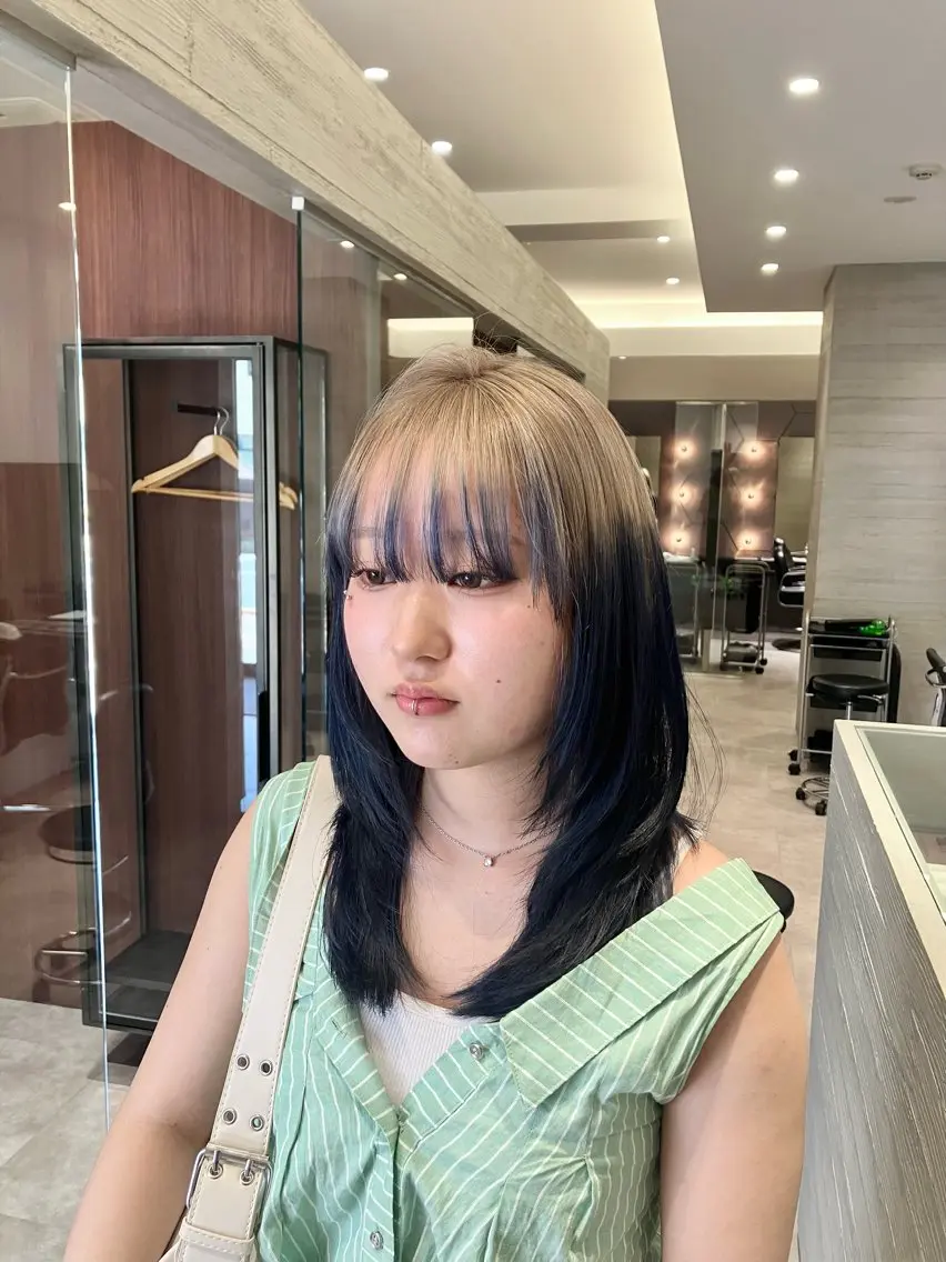 セミロング カラー デザインカラー サキ🤍ハイトーン 🪩レイヤーカットのヘアスタイル