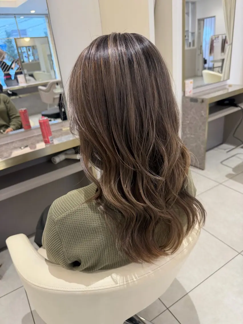 セミロング 外国人風カラー レイヤーカット ヘアカラー 渡辺　亮/髪質改善 白髪ぼかしハイライトのその他イメージ