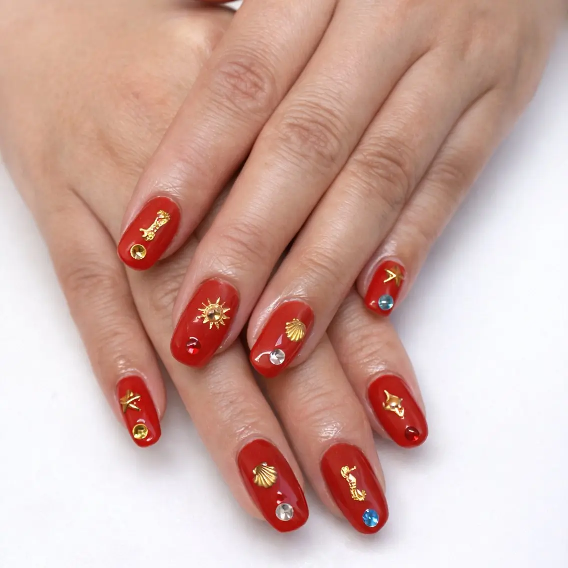 ネイル ゴールド 赤色 ストーンネイル ハンドネイル Kii nailのネイルデザイン