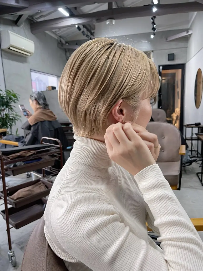 ショート カラー ハンサムショート ベージュカラー ミルクティーベージュ ショートヘア カット ヘアカラー トリートメント AiM 大名　似合わせカットのヘアスタイル