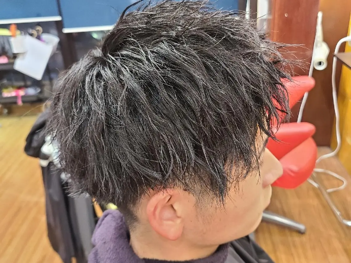 ショート メンズ パーマ メンズブリーチ フェードカット メンズハイライト メンズ韓国風 マッシュ 特殊パーマ 片山恭兵のヘアスタイル