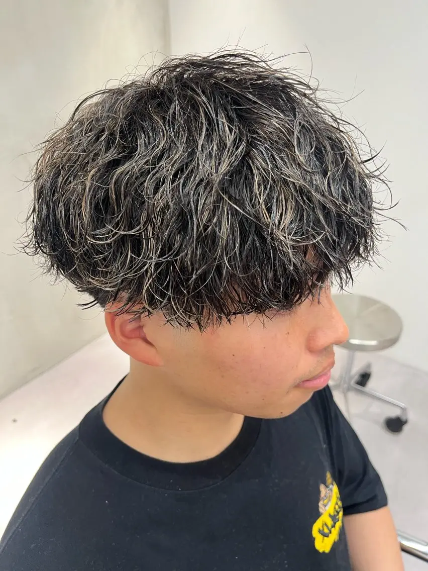 ショート カラー パーマ メンズ ⚡メンズパーマフ ェードカットTomyのヘアスタイル