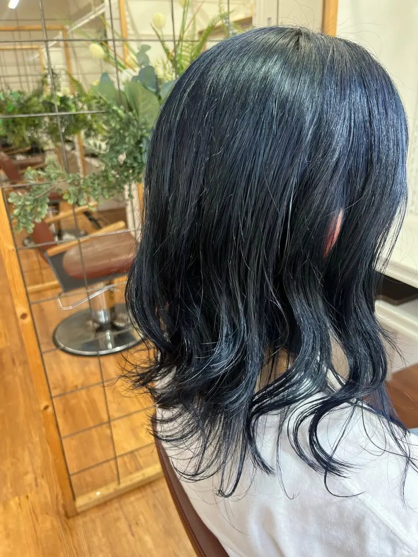 セミロング 腰越 麻奈のヘアスタイル