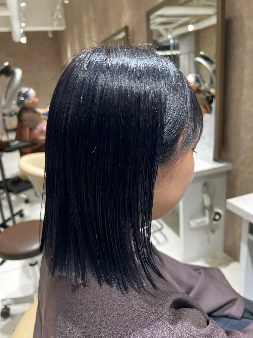 ミディアム カラー ブリーチ グレージュ ネイビーカラー レイヤー🍀ショート EARTH 斉藤明香のヘアスタイル