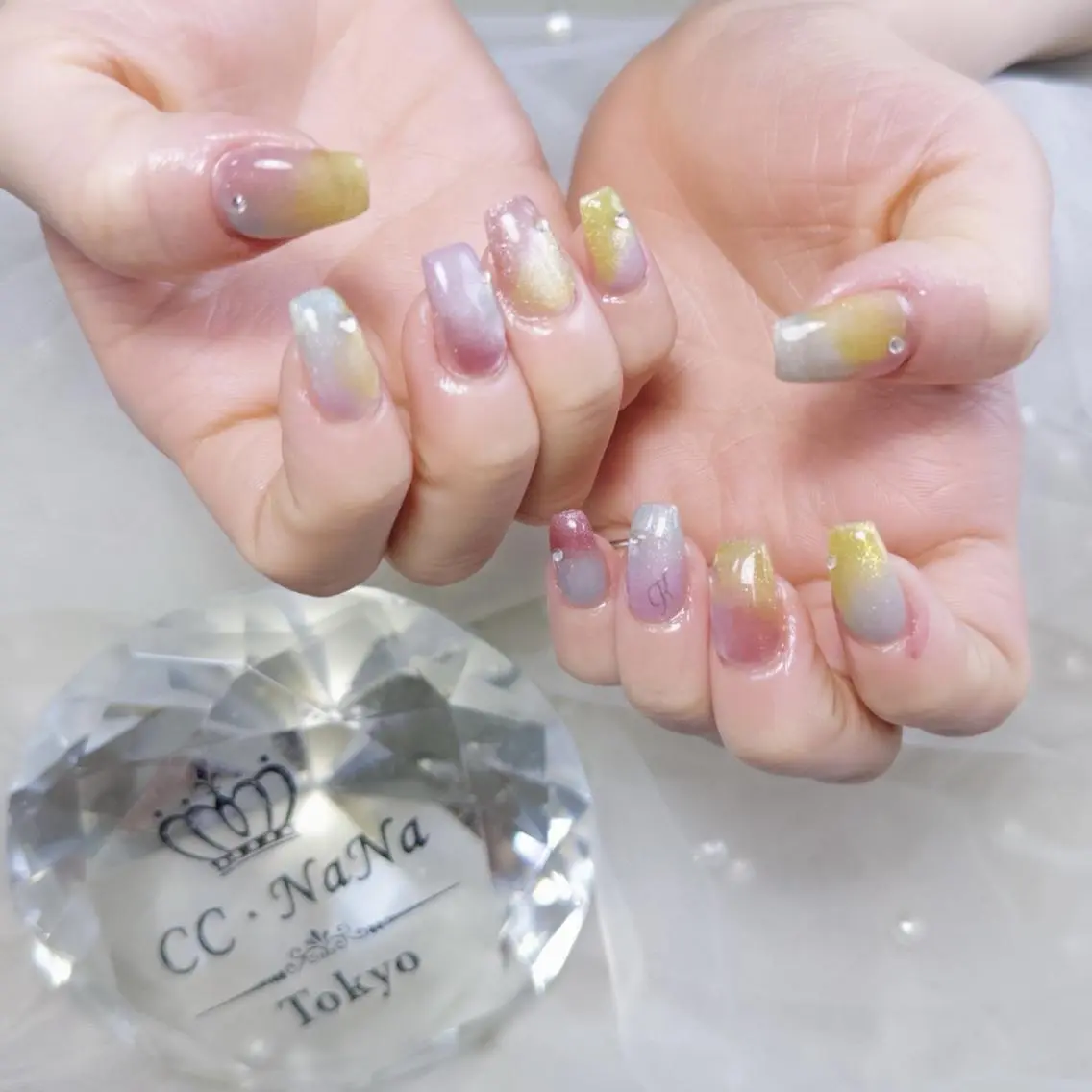 ネイル オーロラネイル ブルー グラデーション グリーン 氷ネイル・うるうるネイル CC  NaNa ワンホンネイル🌙Nのネイルデザイン