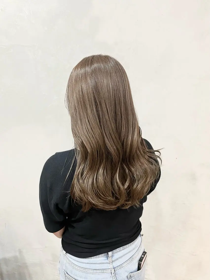 ロング カラー アッシュ ベージュカラー ミルクティーベージュ カット ヘアカラー トリートメント 赤み消しカラー/透 明感カラー/有吉優香のヘアスタイル