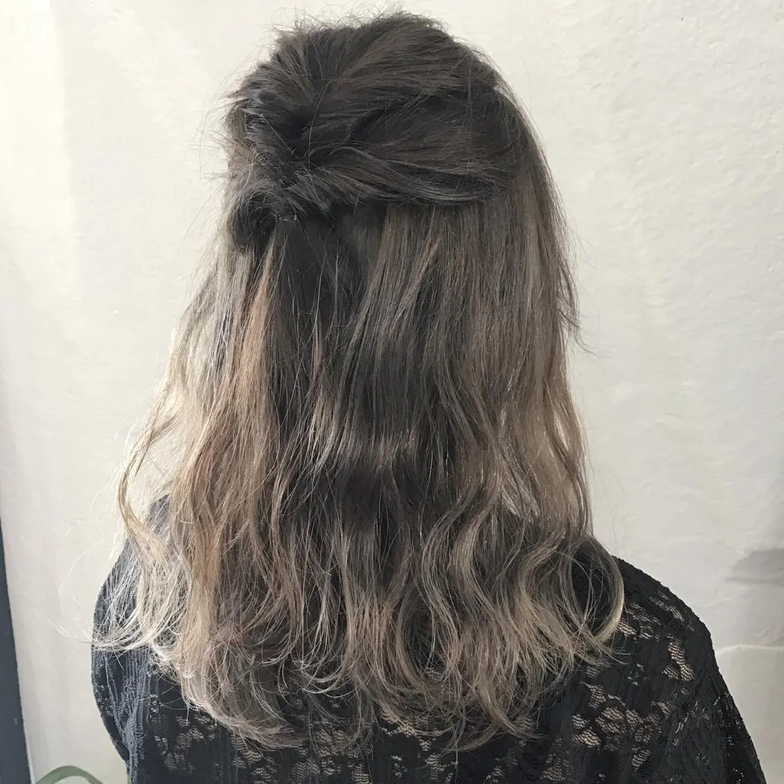 ミディアム カラー アッシュ ブリーチ インナーカラー ホワイトアッシュ K-POP好き美容師 🇰🇷Kai.Yのヘアスタイル
