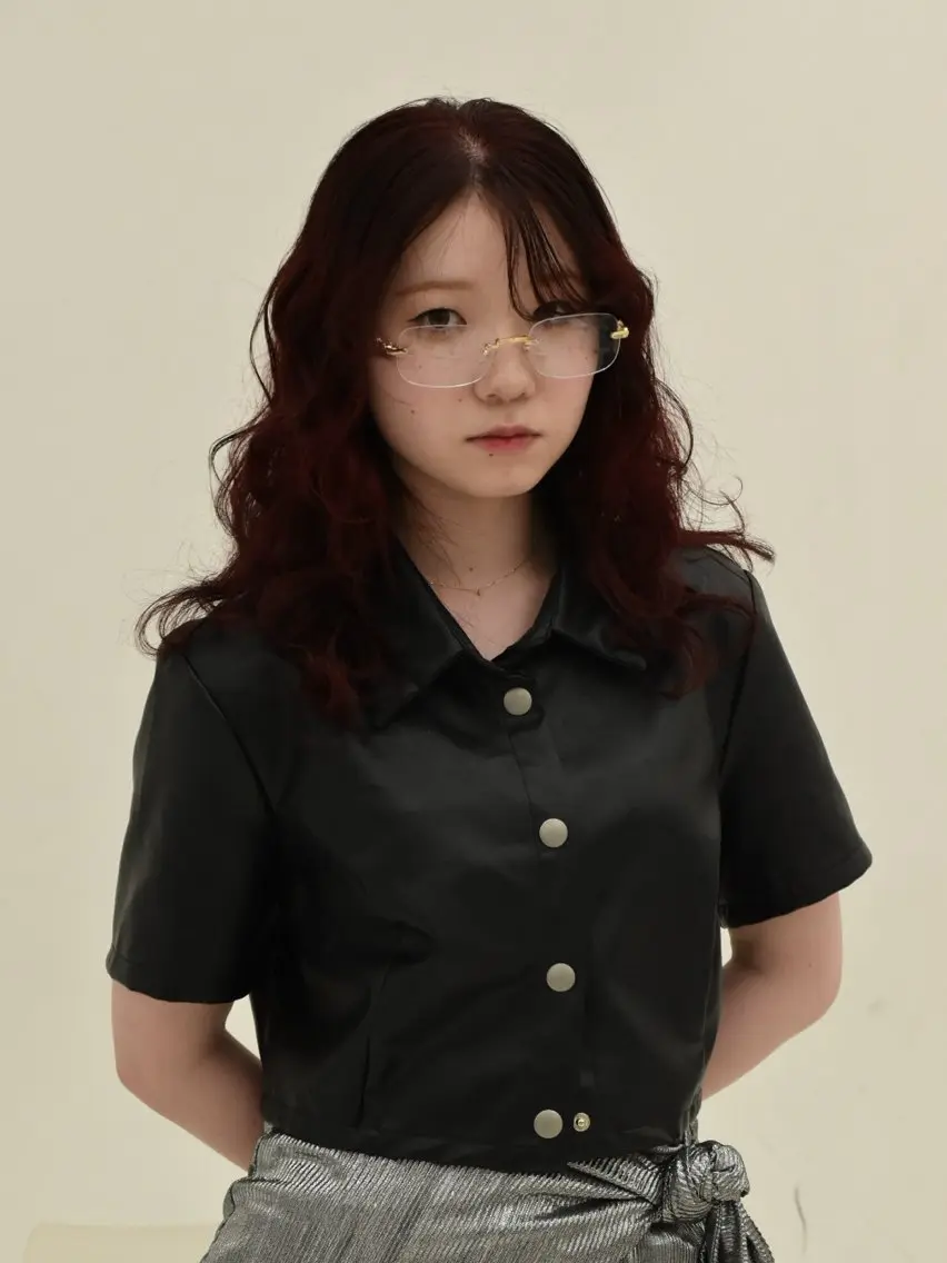 セミロング カラー レッドカラー 吉田 紫音のヘアスタイル