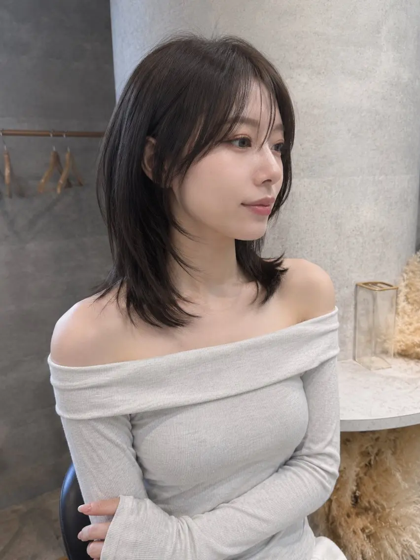 ミディアム くびれヘア ハッシュカット 韓国風ヘア レイヤーカット シースルーバング カット ヘアカラー トリートメント 新宿/韓国レイヤー/ 顔まわり透明感カラーのヘアスタイル