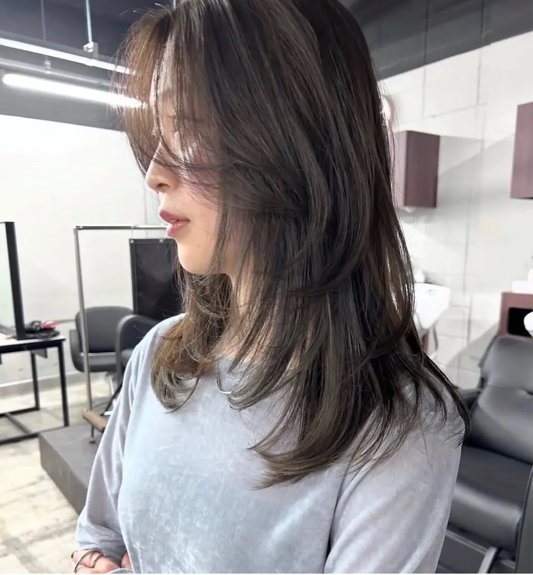 セミロング カラー 透明感カラー レイヤーカット 小顔カット トリートメント カット ヘアカラー pia 薬院のヘアスタイル