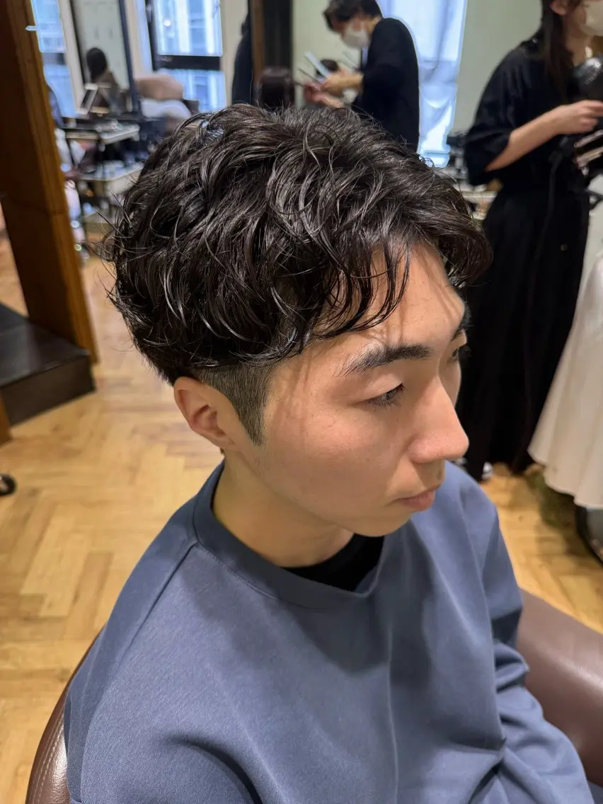 ショート パーマ メンズ センターパート メンズパーマ 似合わせカット 溝口 槙里也のヘアスタイル