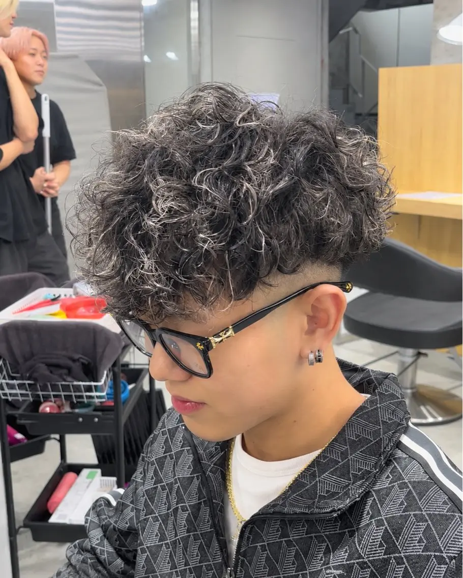 ショート カラー パーマ メンズ メンズハイライト メンズメッシュ メンズパーマ スペインカール ハイライトカラー カット ヘアカラー パーマ 🔥メンズ 特化🔥菊水皐暉🔥のヘアスタイル