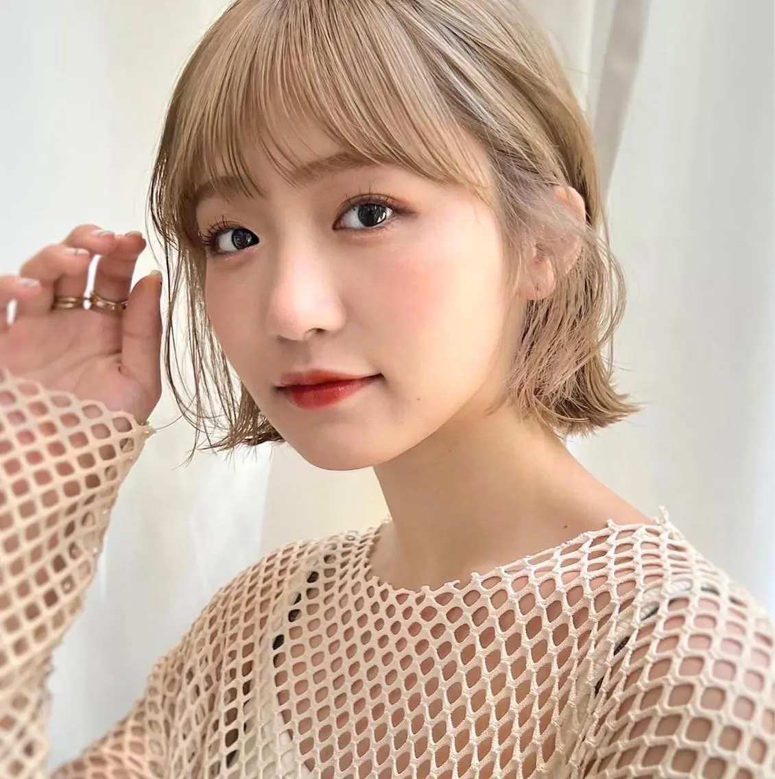 ショート カラー 切りっぱなしボブ 前下がりボブ ブリーチ グレージュ イルミナカラー カット ヘアカラー トリートメント レイヤー専門家 ダブルカラー修のヘアスタイル