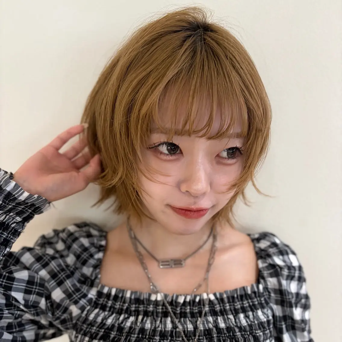 ミディアム 顔まわりレイヤー 顔周りカット レイヤーカット 外ハネヘア ウルフカット AMI ウルフ/ショートのヘアスタイル