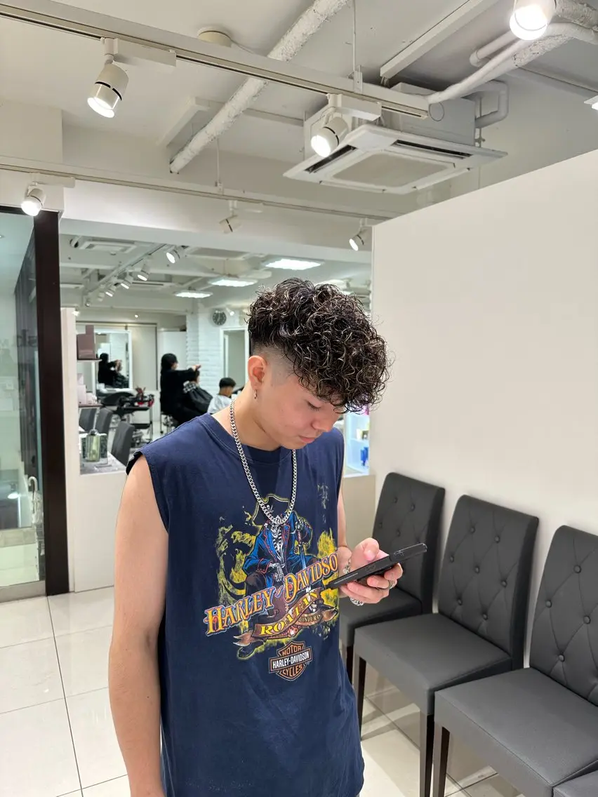 ショート カラー パーマ メンズ メンズハイライト スペインカール ハイライトカラー ハイライト カット ヘアカラー パーマ フェザーパーマ職人 🪶ryosukeのヘアスタイル