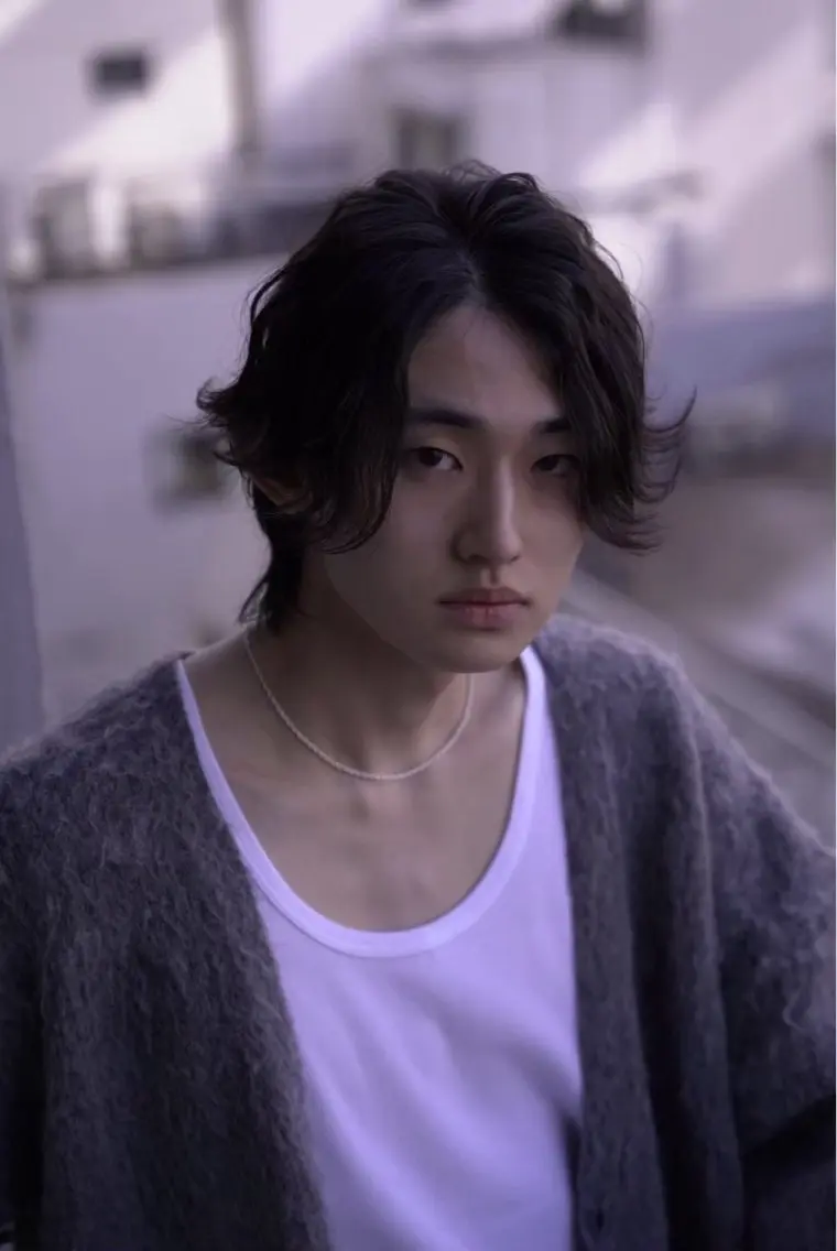 ミディアム メンズ ミディアムパーマ メンズブリーチ センターパート フェードカット メンズパーマ メンズサロン kiyoのヘアスタイル