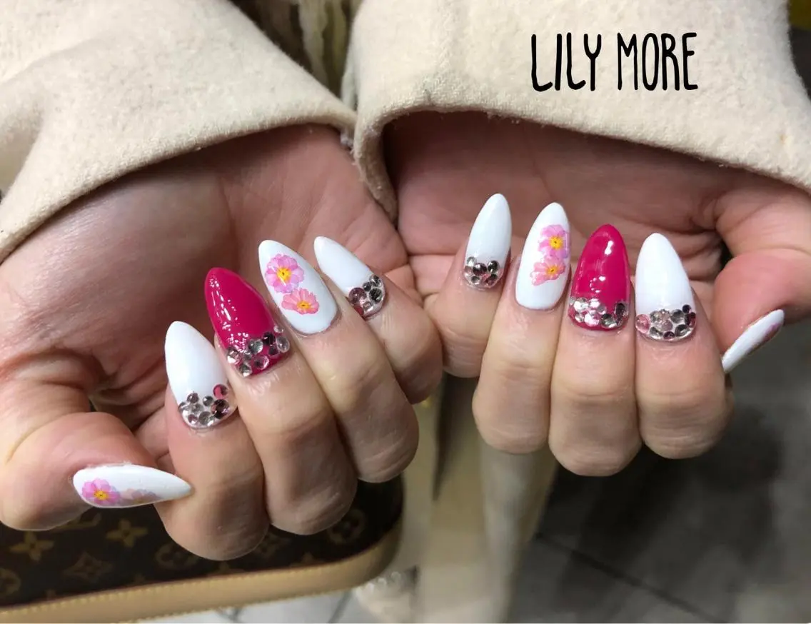 ネイル ストーンネイル Lily closetのネイルデザイン