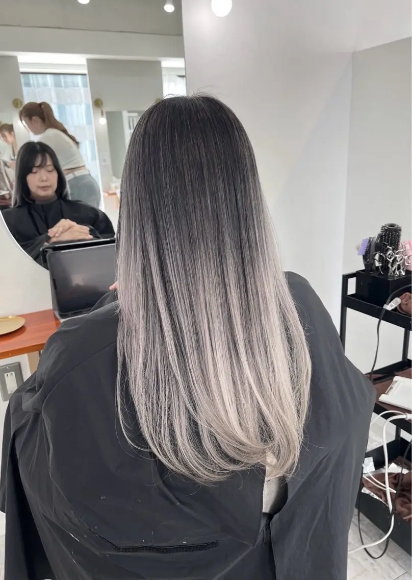 ロング カラー バレイヤージュ シルバー ホワイトシルバー レイヤーカット 指名数No.1 /NAOYAのヘアスタイル