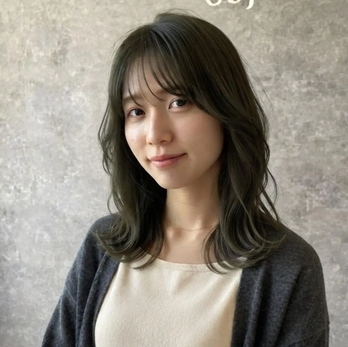 ミディアム カラー ミディアムレイヤー 透明感カラー オリーブカラー 顔まわりレイヤー レイヤーカット obje't cielのヘアスタイル