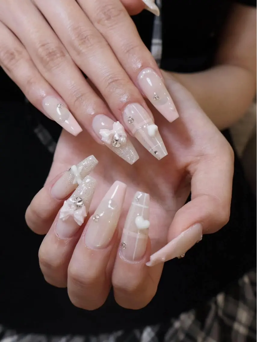 ネイル アートネイル フレンチネイル ジェルネイル キラキラネイル 韓国ネイル ハンドネイル ICE Nailsのネイルデザイン