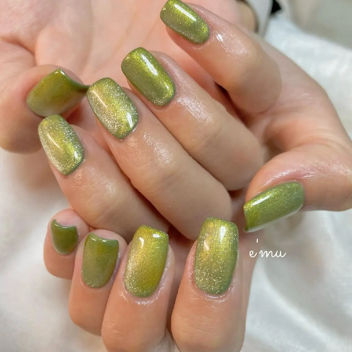 ネイル グリーン マグネットネイル ワンカラーネイル ピスタチオネイル ハンドネイル nail salon e'mu💐のネイルデザイン