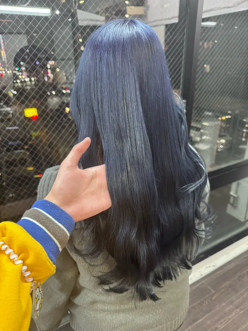ロング カラー 黒髪 ブリーチ ブルーカラー ブルーブラック ケアブリーチ ヘアカラー Lima/ハイトー ン/心斎橋/長堀橋のヘアスタイル
