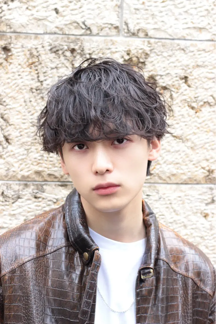 ショート カラー パーマ ヘアアレンジ メンズ メンズブリーチ センターパート メンズハイライト メンズハイトーン マッシュ スパイキー/フェザー /波巻き/かいとのヘアスタイル