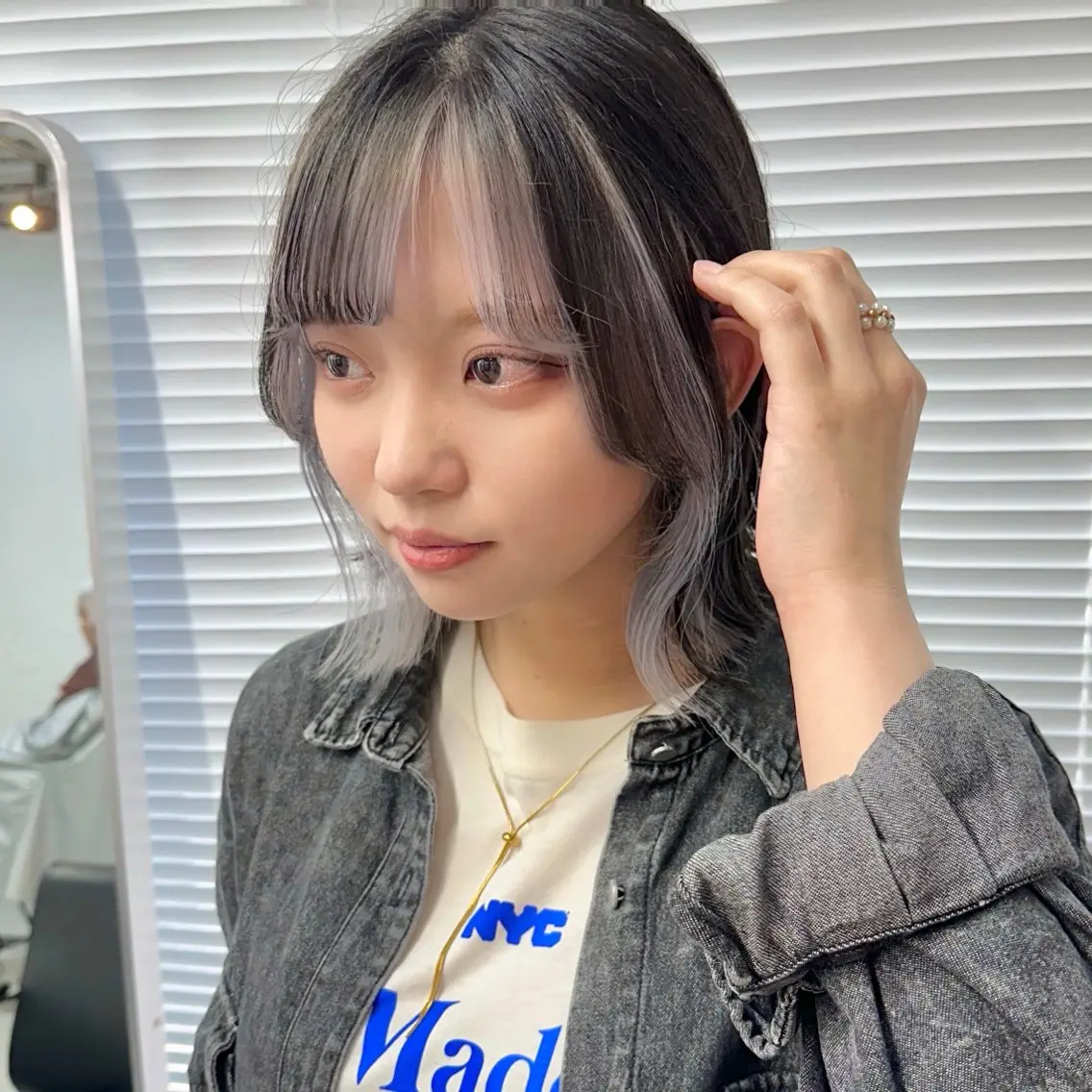 ミディアム カラー ブリーチ ケアブリーチ インナーカラー シルバー ホワイトシルバー カット ヘアカラー トリートメント インナーカラー/レイ ヤーカット♡/マキシのヘアスタイル