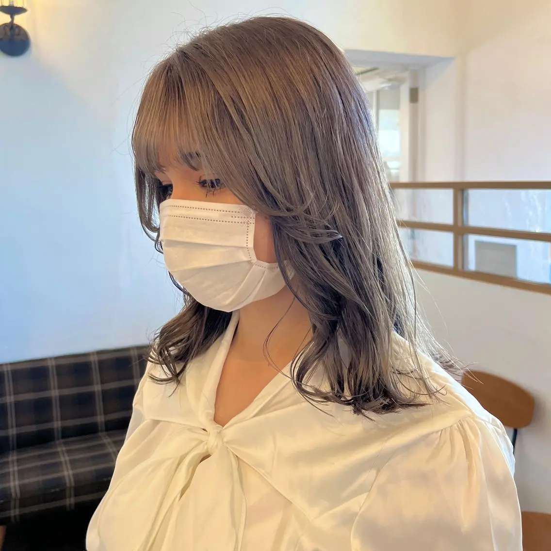 ミディアム カラー ベージュカラー ブリーチ シルバー シルバーベージュ 伊藤ゆかり/髪質改善 /透明感カラーのヘアスタイル