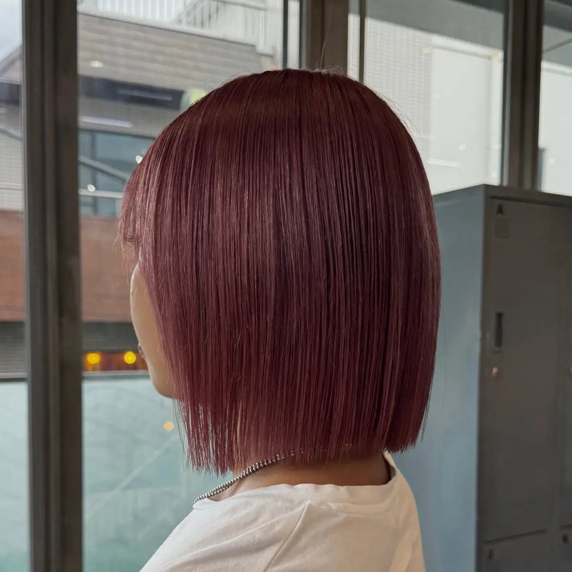 ミディアム カット ヘアカラー トリートメント 艶髪ハイトーン× ボブ🥣アイネのヘアスタイル