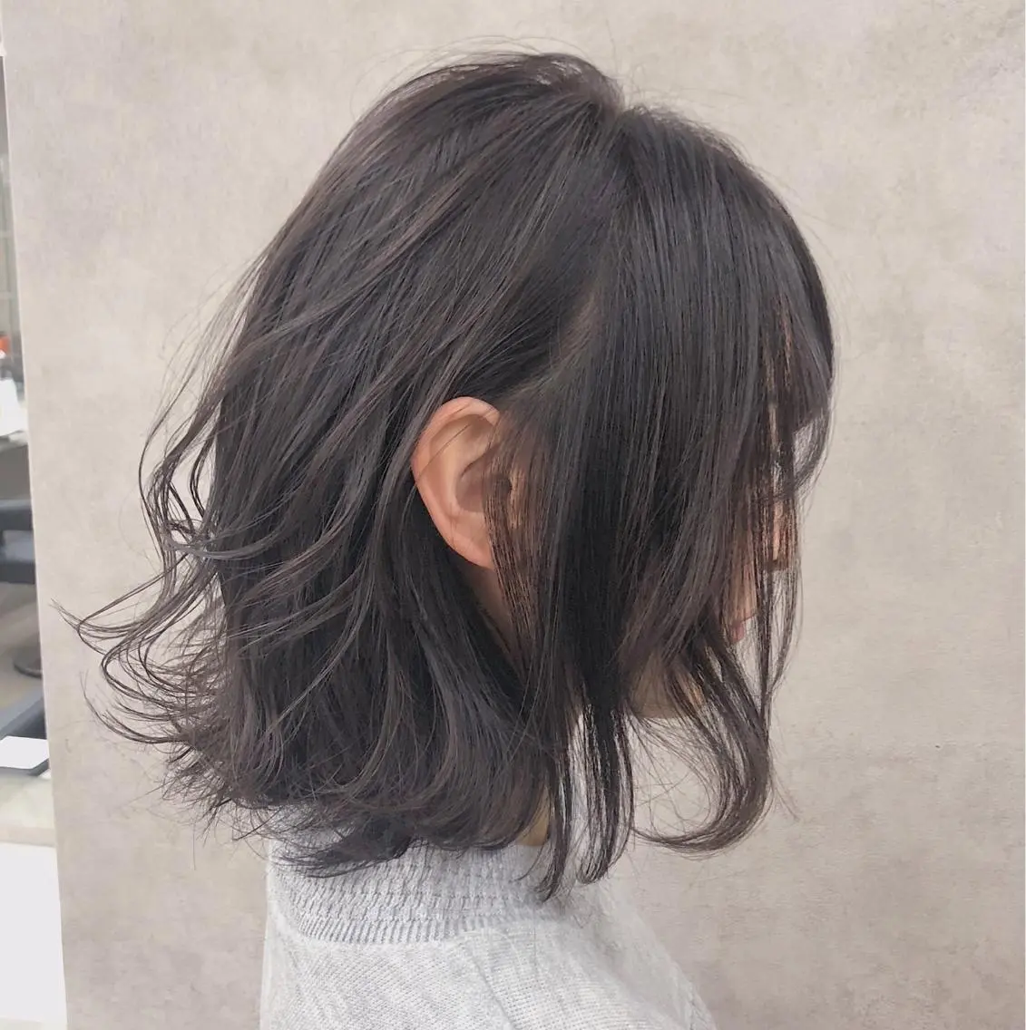 ミディアム カラー アッシュ アッシュグレー ブリーチ ブリーチなしカラー 柔らかbeige モトキのヘアスタイル
