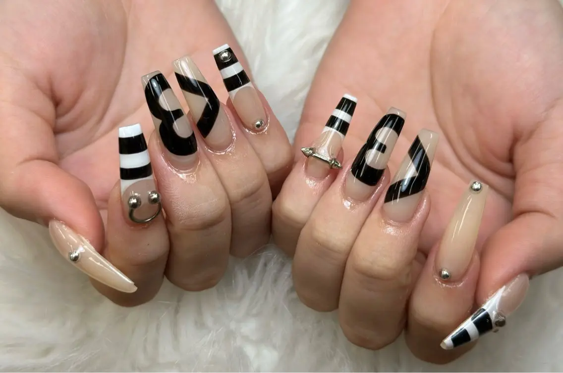 ネイル チークネイル ドット フレンチネイル グラデーション 韓国ネイル ハンドネイル Lisa Nail Salonのネイルデザイン