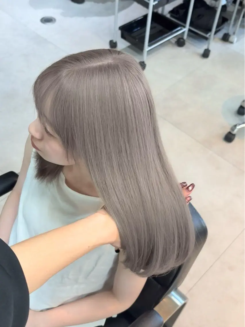 ロング カラー 透明感カラー グレージュ ハイトーンカラー 艶感カラー 🩵レイヤー/紫音のヘアスタイル