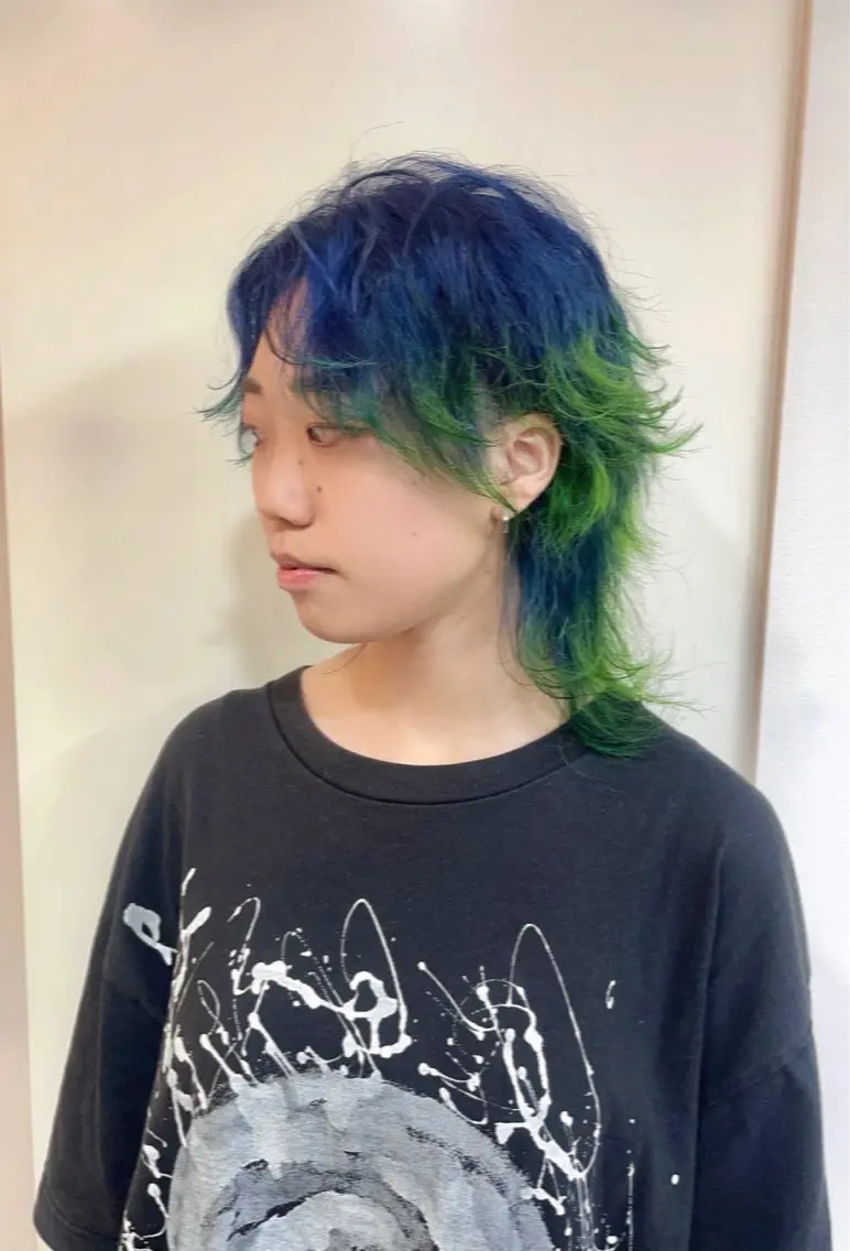 ミディアム カラー ブルーカラー デザインカラー ネイビーカラー ウルフカット ヘアカラー 派手髪デザインカラー ヒロカのヘアスタイル