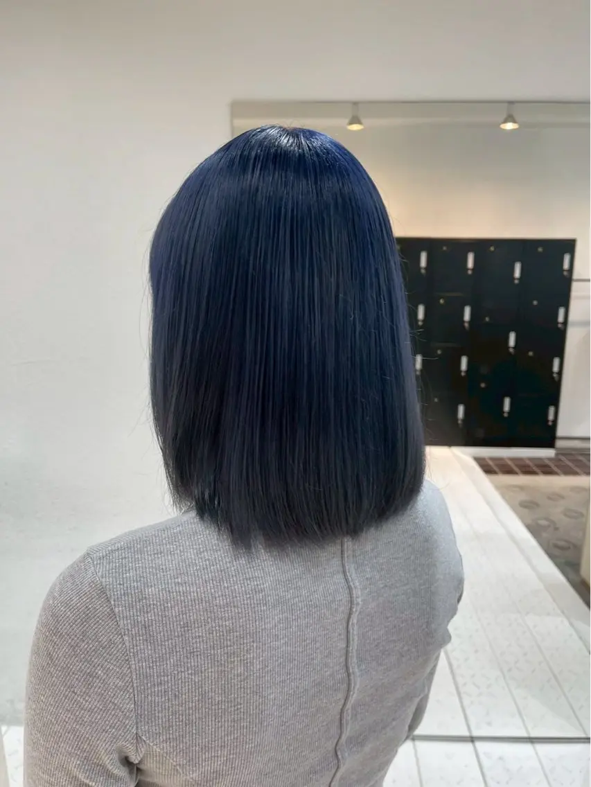 ミディアム カラー 黒髪 ブルーカラー ブルーブラック 透明感カラー ネイビーカラー ヘアカラー トリートメント ナチュラルカラー/ ハイトーン AMIのヘアスタイル