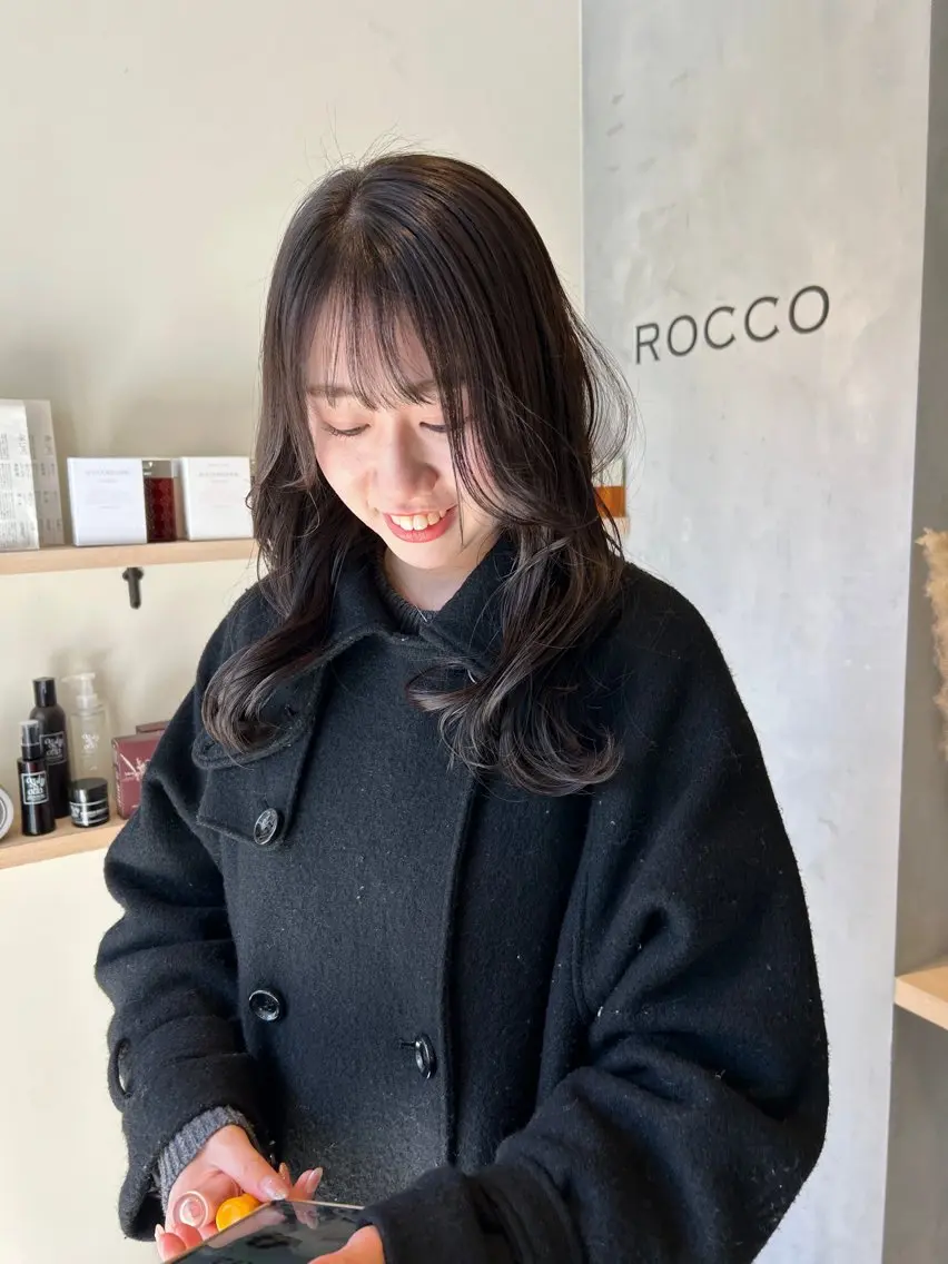 ミディアム カラー グレージュ kanami - ROCCO -のヘアスタイル