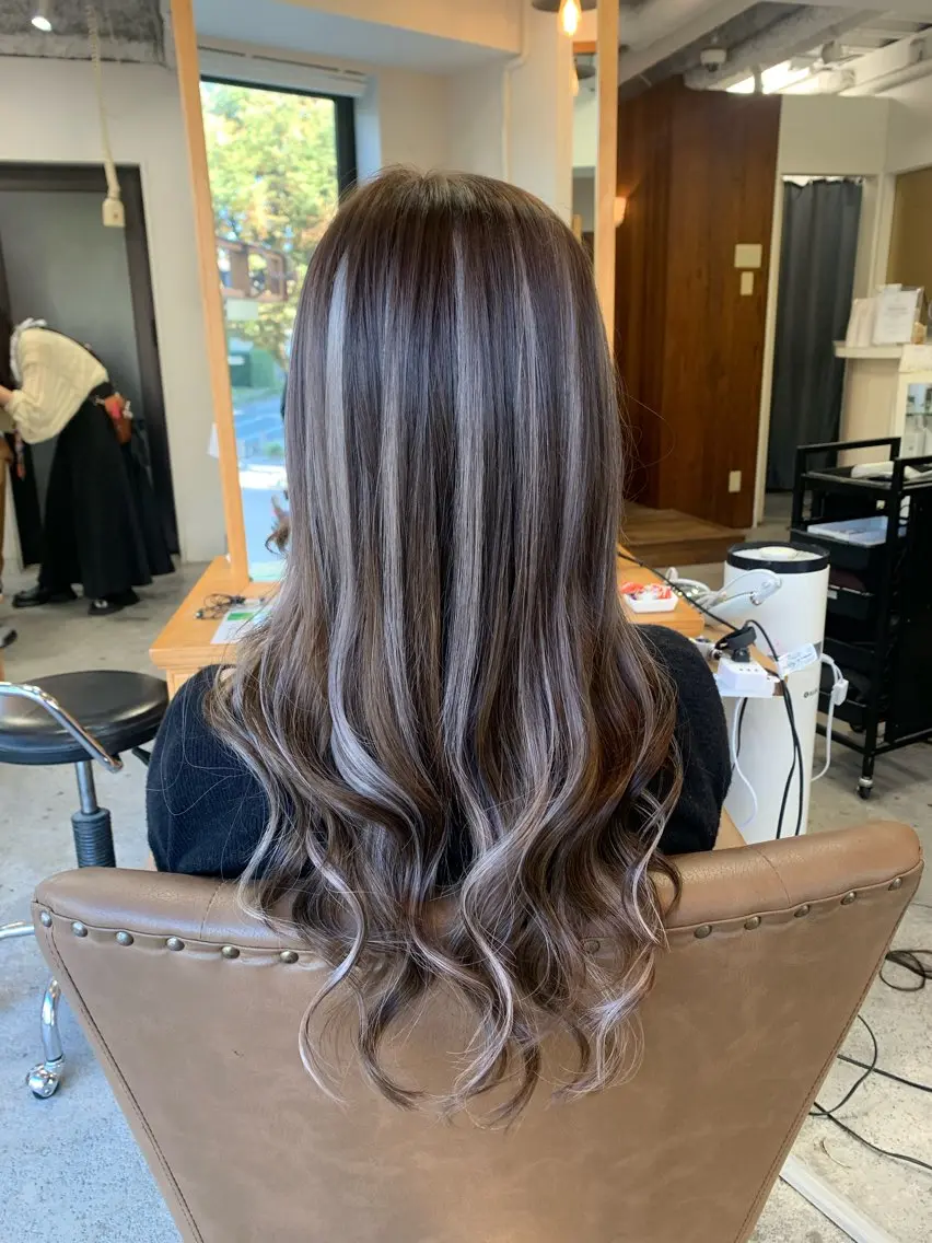 ロング ハイライト 小川 ひかるのヘアスタイル