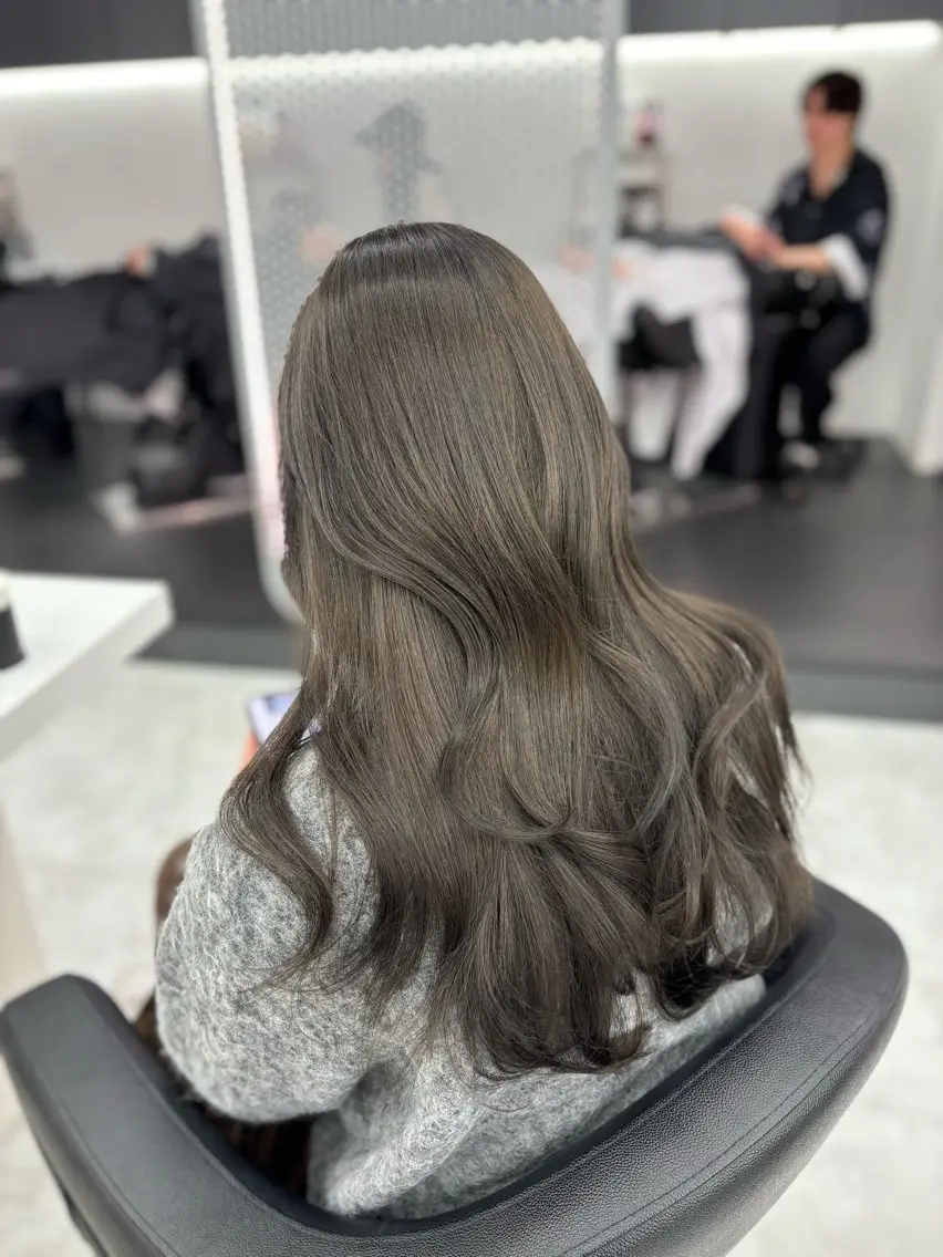 ロング カラー 抜け感レイヤー︴ ニュアンスカラーのヘアスタイル