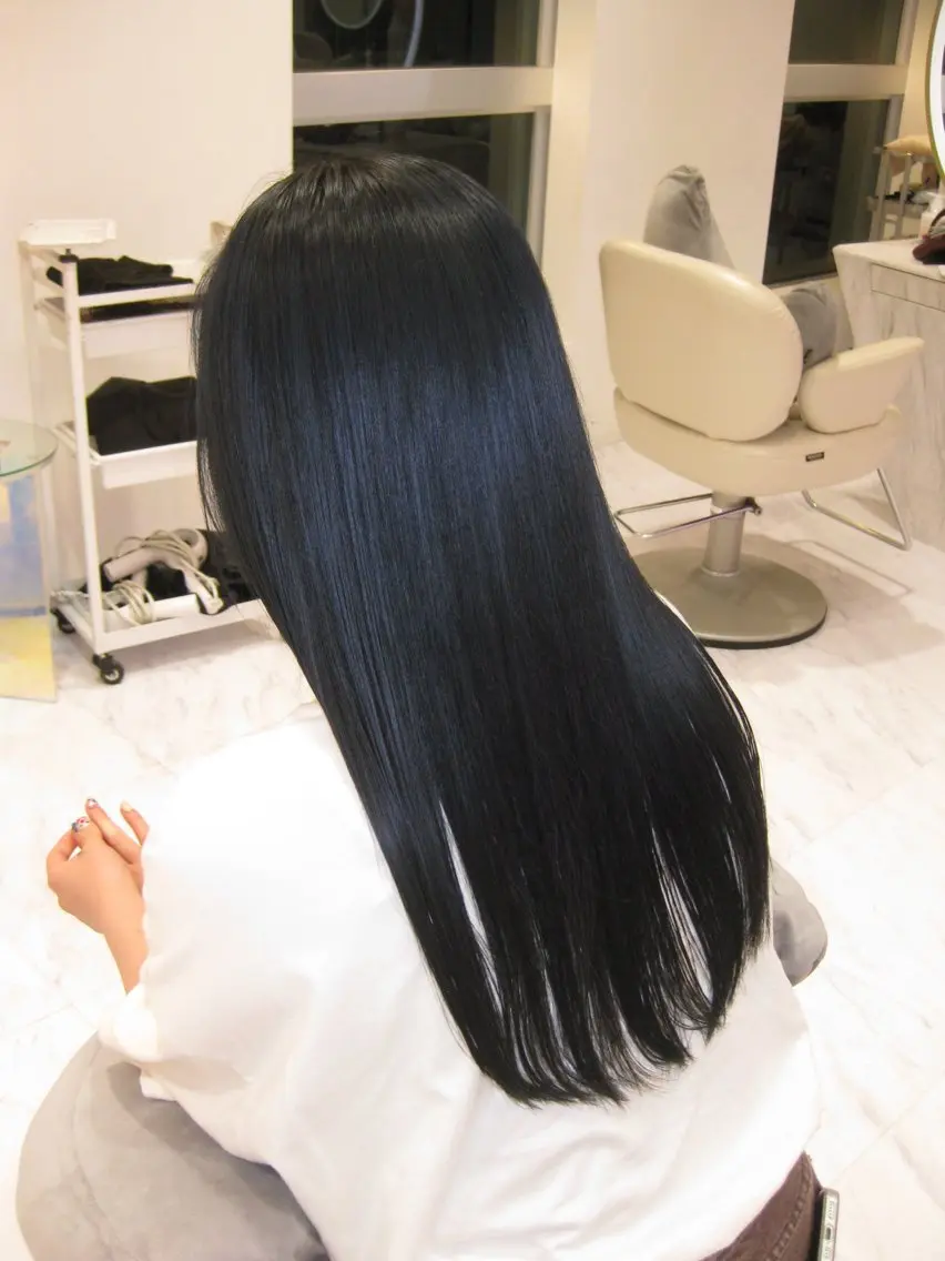 ロング カラー 黒髪 ブルーカラー ブルーブラック ヘアカラー MONA kureaのヘアスタイル