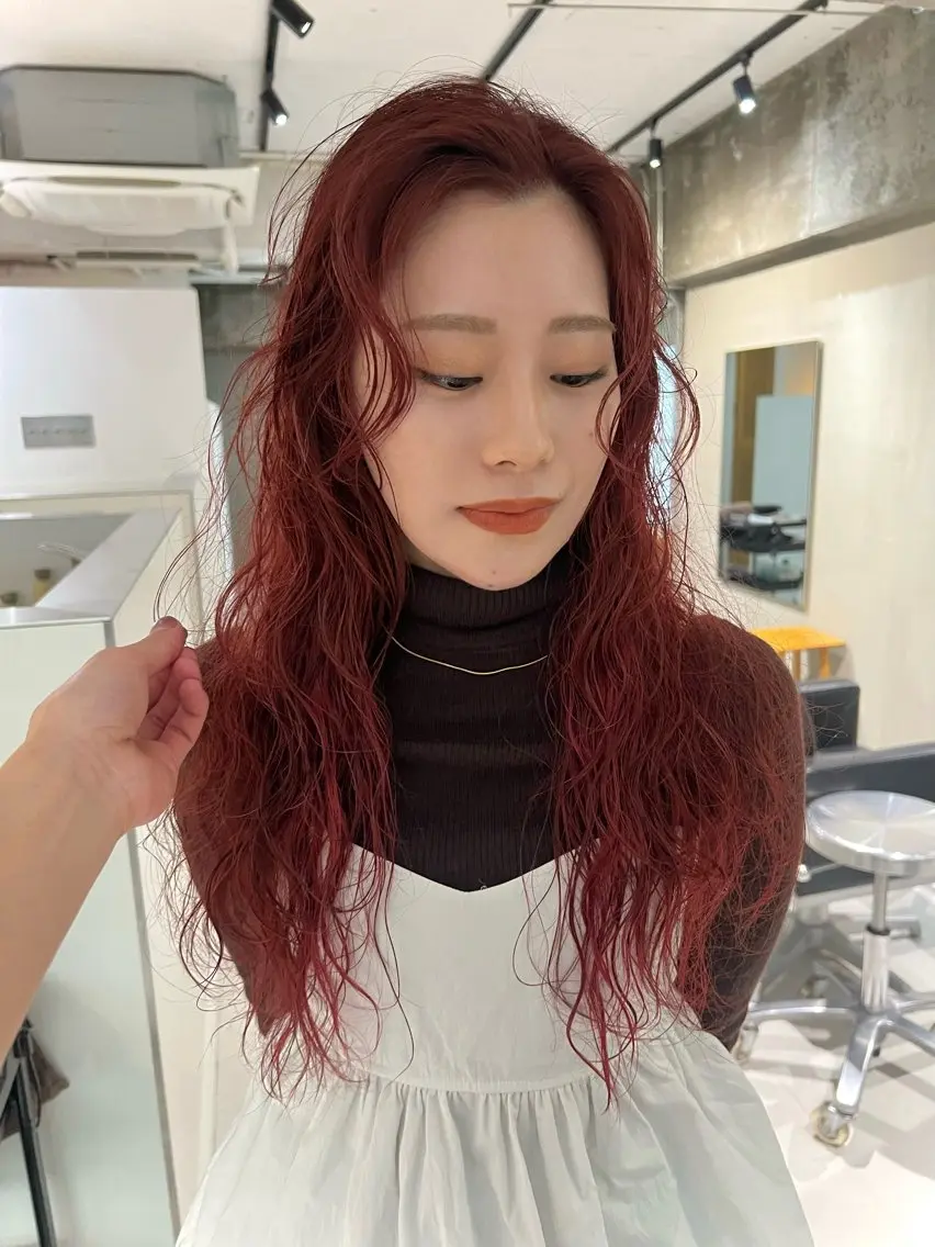 ミディアム カラー パーマ ヘアアレンジ ミディアムパーマ 透明感カラー 顔まわりレイヤー 韓国風ヘア レイヤーカット ヘアカラー 似合わせレイヤー ＆縮毛矯正のヘアスタイル