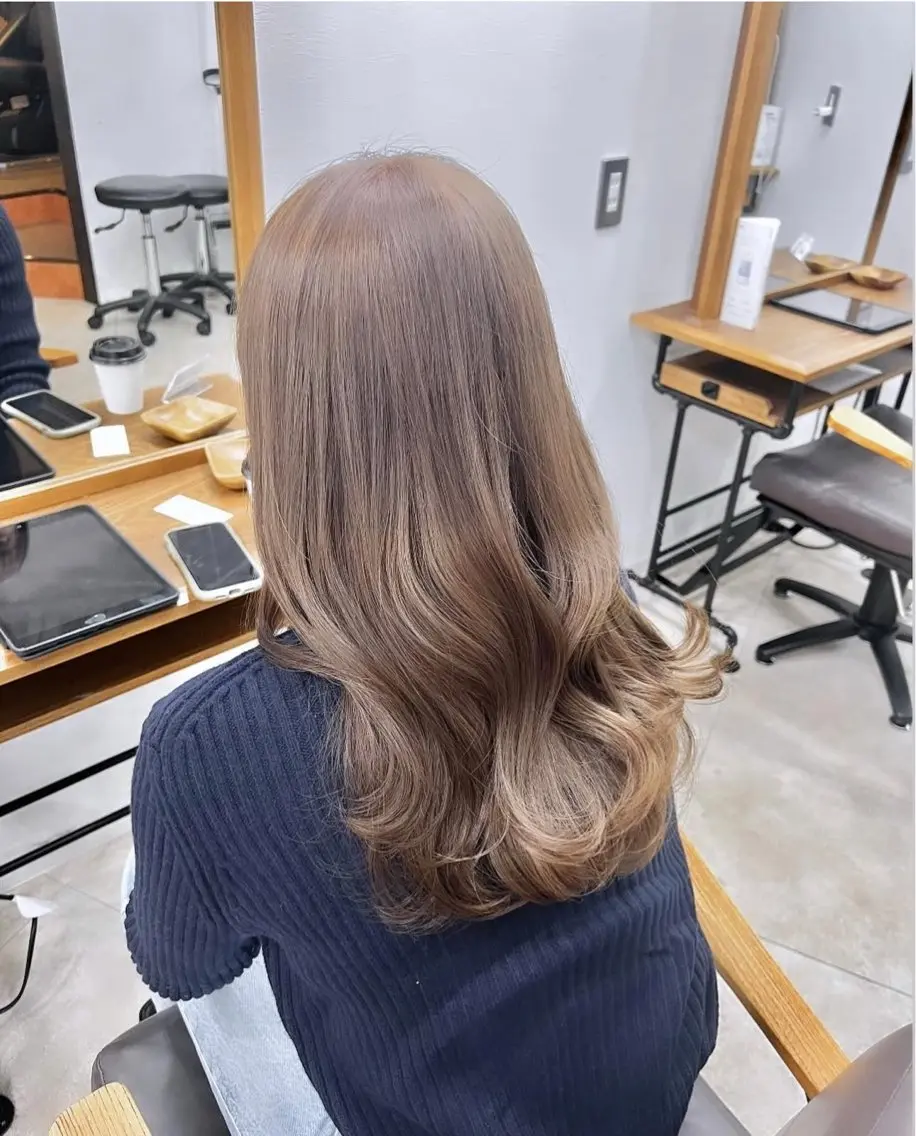 セミロング カラー ベージュカラー ブリーチ ラテベージュ 宮崎 稚世のヘアスタイル