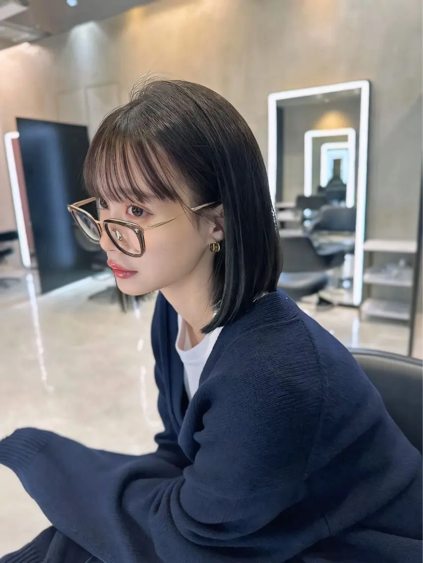 ミディアム カラー カット ヘアカラー トリートメント 爆美女製造機 レイヤーのプロのヘアスタイル