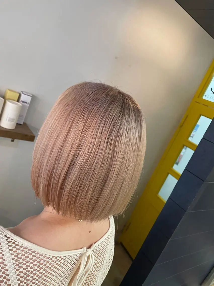 カラー ブリーチ ダブルカラー ハイライトカラー ハイトーンカラー インナーカラー 岩佐 怜のヘアスタイル