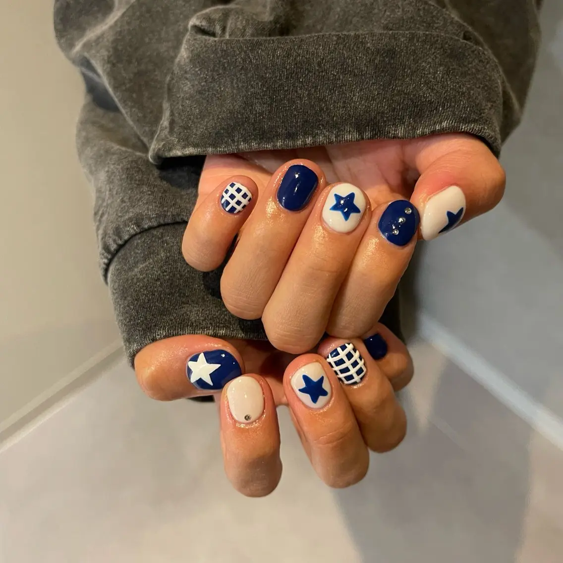 ネイル ブルー ホワイト ハンドネイル N°_shuri 【nail】のネイルデザイン