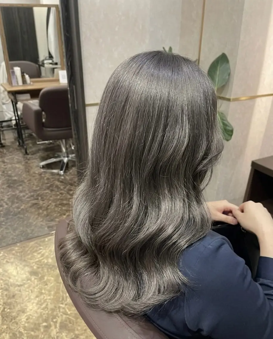 ロング カラー ブリーチ シルバー ヘアカラー RYOTARO /フロレゾンのヘアスタイル