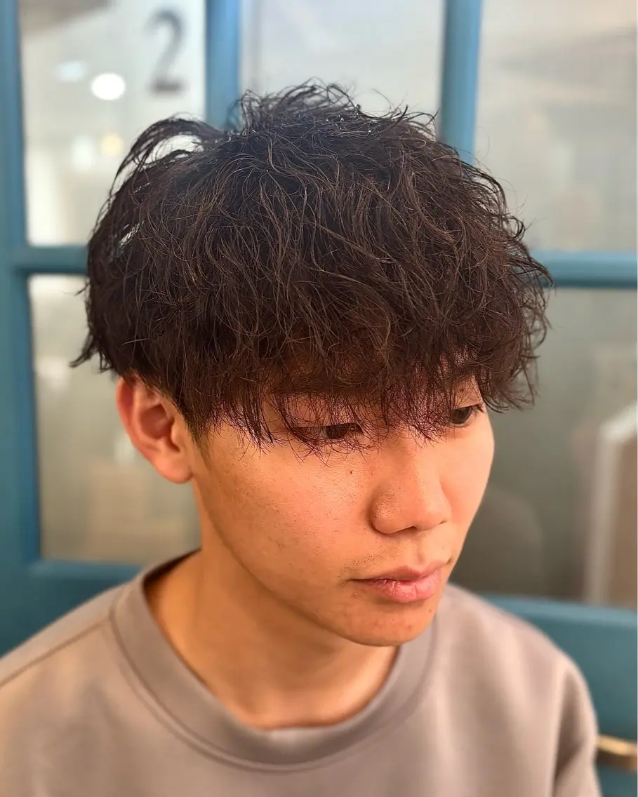 パーマ メンズ 波巻きパーマ カット パーマ ショート、韓国メンズ ヘアのかつらぎのヘアスタイル