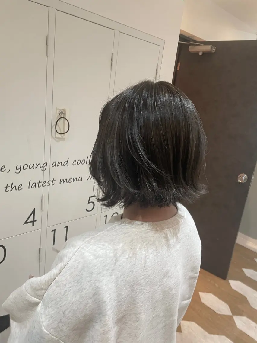 ショート カラー グレージュ ハイライトカラー シルバー シルバーグレージュ ハイライト ヤマナカ エリカのヘアスタイル