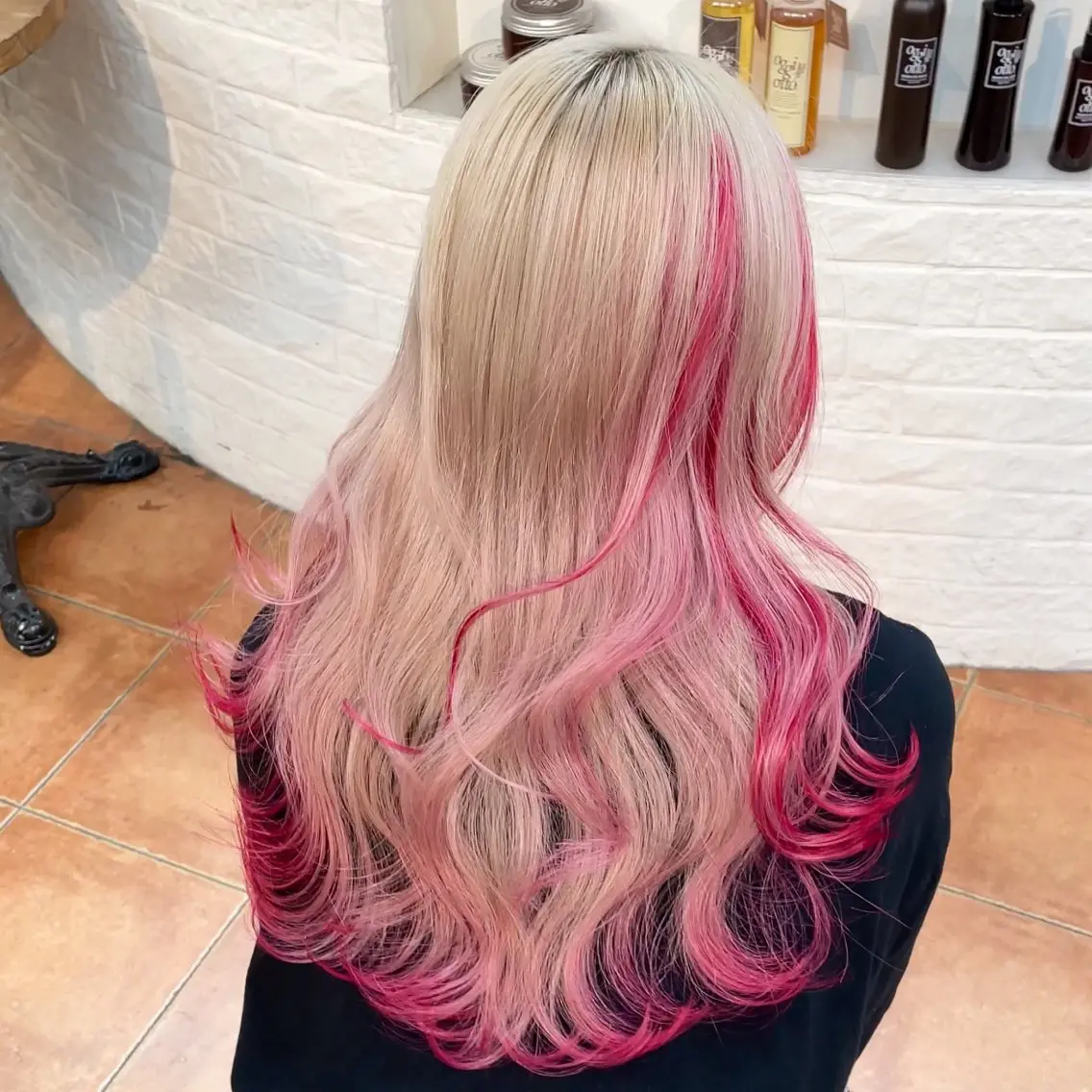 セミロング カラー ブロンド デザインカラー レッドカラー ブリーチなしピンク 赤井龍斗のヘアスタイル