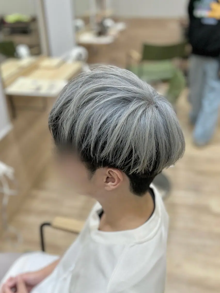 カラー メンズ メンズブリーチ ブリーチ シルバー ホワイトシルバー カット ヘアカラー トリートメント 山口 玖瑠美のヘアスタイル