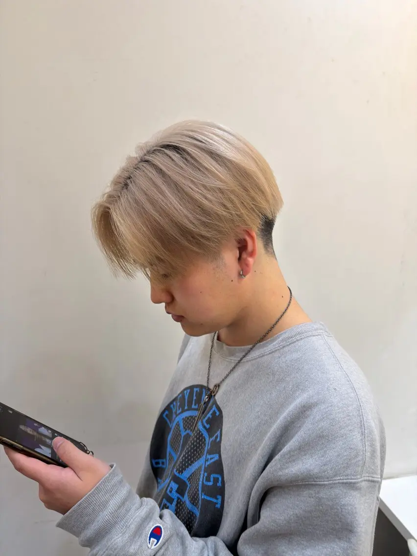 ミディアム カラー メンズ メンズブリーチ ベージュカラー ブリーチ ホワイトベージュ カット ヘアカラー TUM🔥フェード/ メンズパーマのヘアスタイル